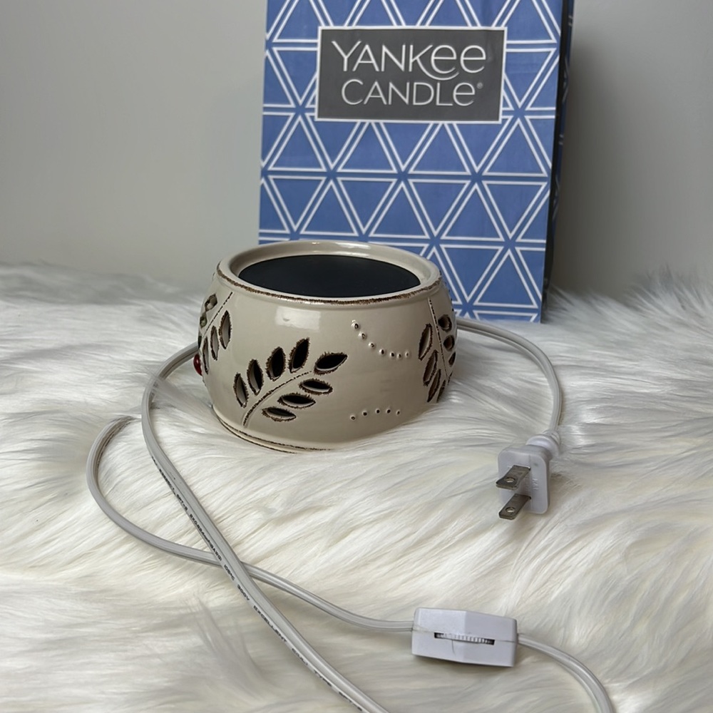 Yankee Candle Electric Leaf and Berry Tart or Candle Warmer Ivory with light - Picture 7 of 11